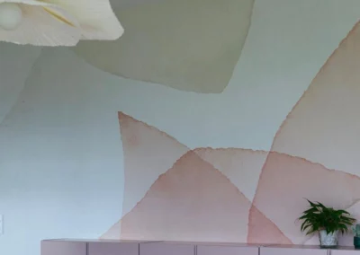 Décor mural aux formes végétales dans des tons rose, beige et vert