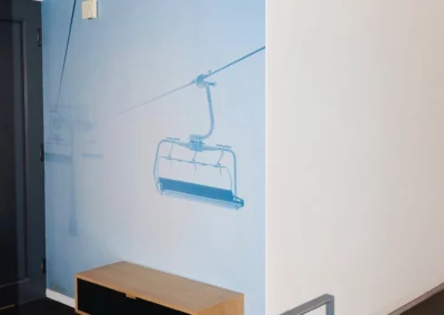Décor mural bleu représentant un télésiège dans un intérieur contemporain